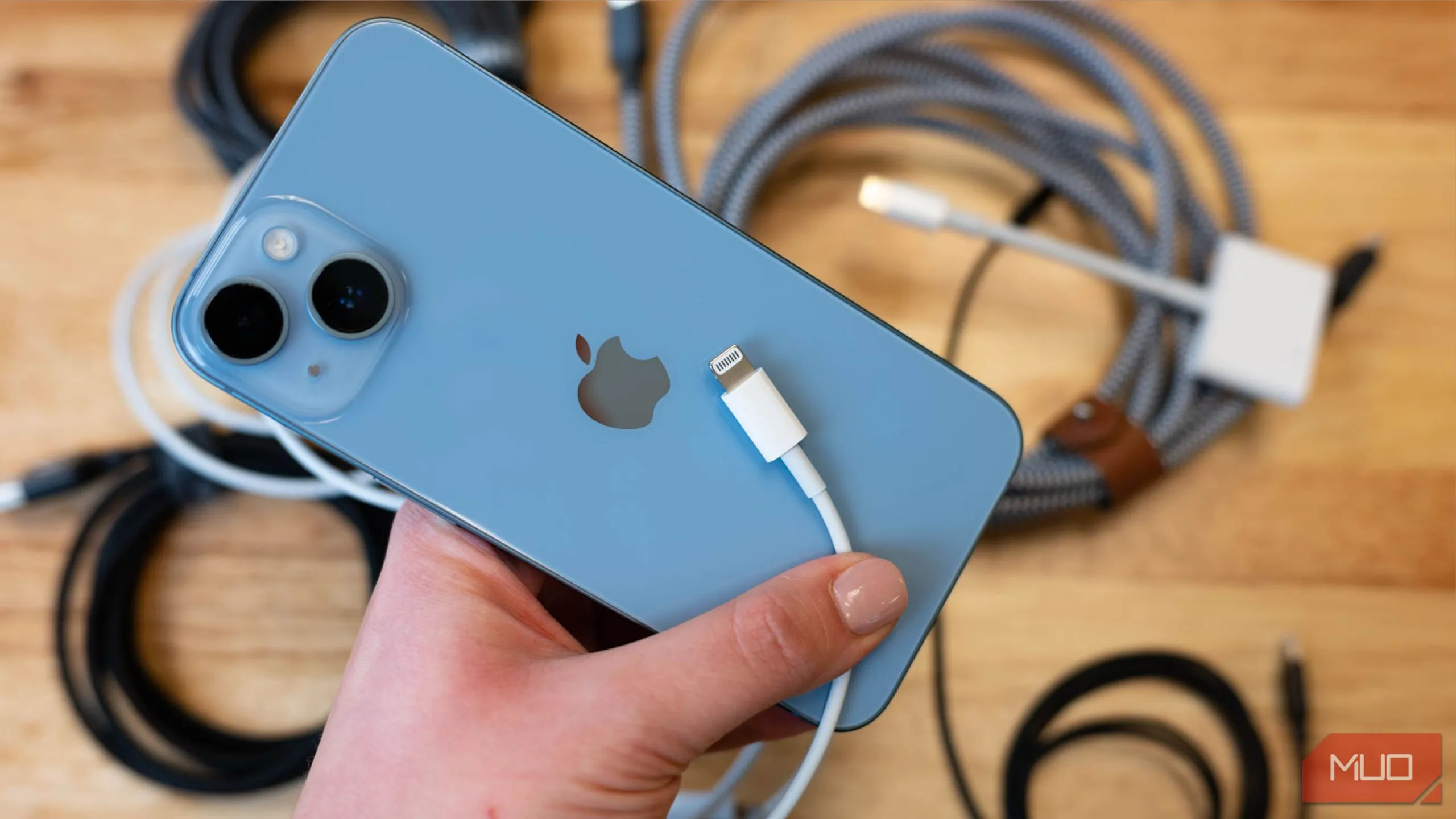 Điện thoại iPhone 13 cùng cáp sạc Lightning, tượng trưng cho thói quen sạc pin hàng ngày
