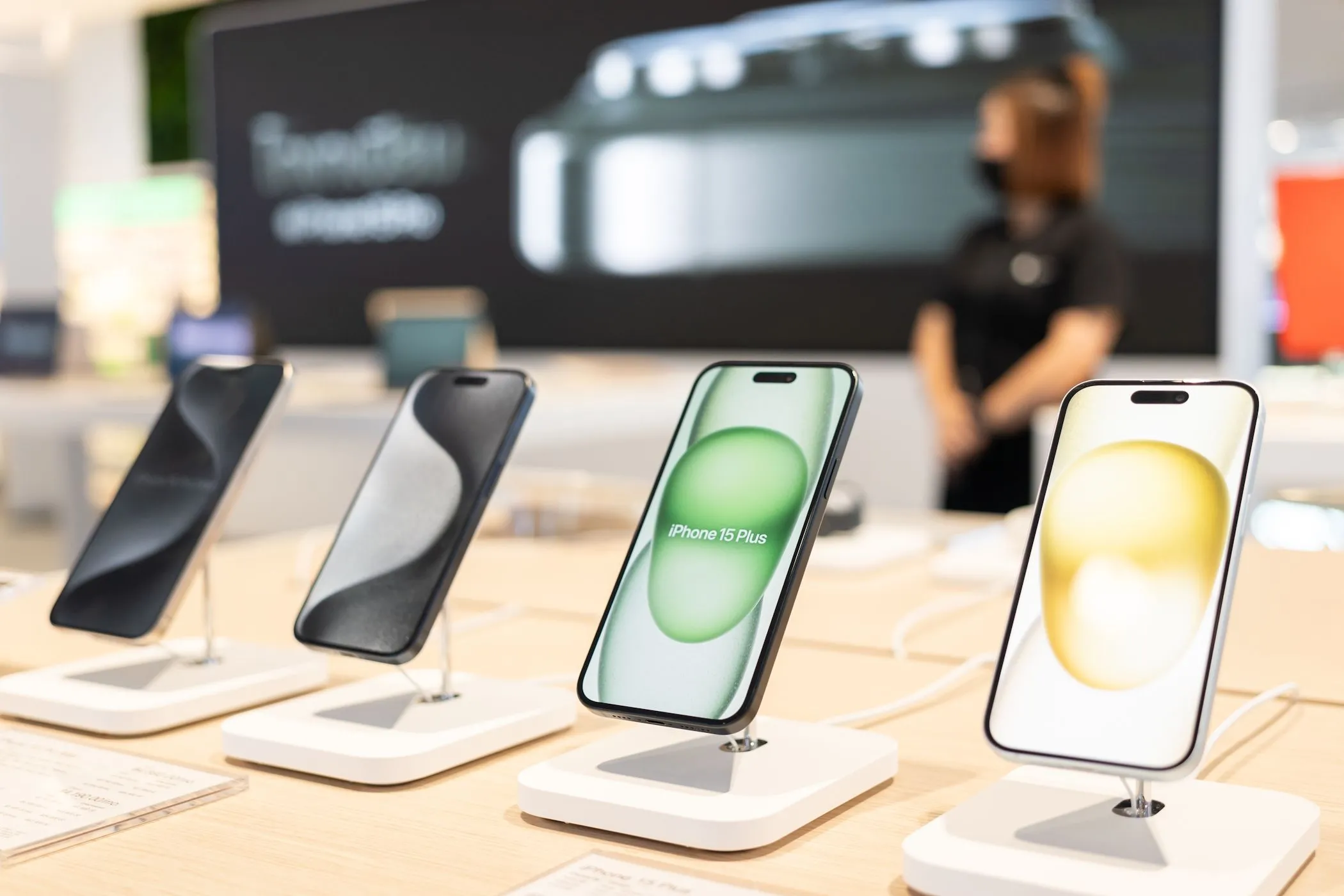 Điện thoại iPhone 15 series mới được trưng bày tại cửa hàng Apple, minh họa vòng đời sản phẩm và vấn đề môi trường