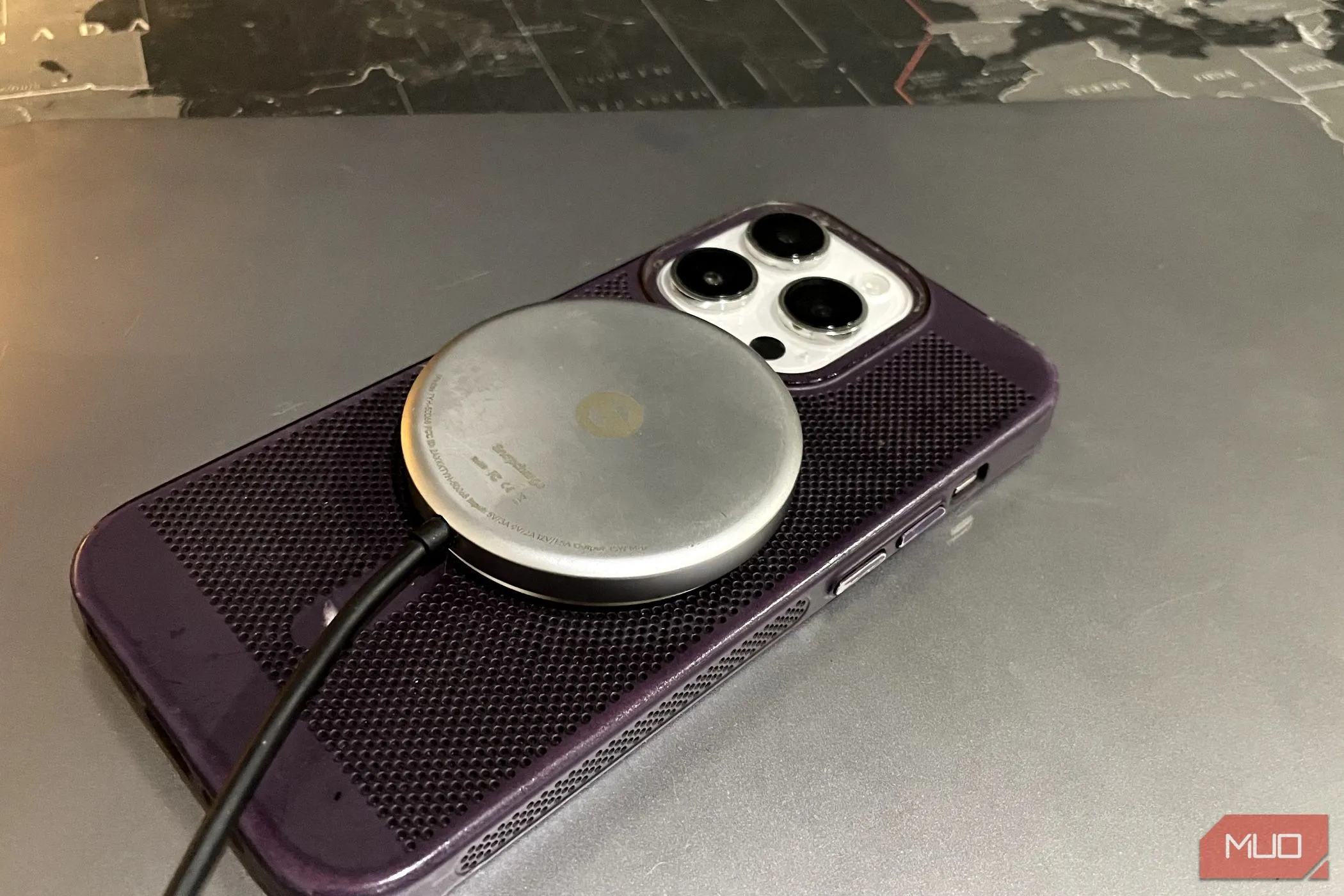 Điện thoại iPhone đang sạc không dây qua ốp lưng tích hợp
