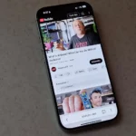 Điện thoại iPhone hiển thị ứng dụng web YouTube đang phát video, minh họa cho phương pháp kiểm tra pin trình duyệt.