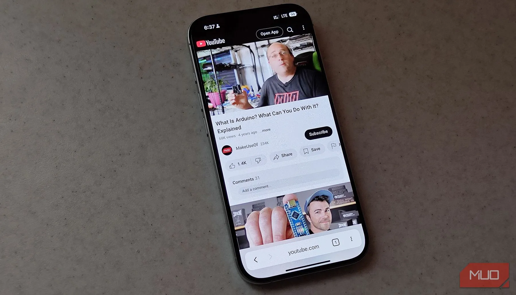 Điện thoại iPhone hiển thị ứng dụng web YouTube đang phát video, minh họa cho phương pháp kiểm tra pin trình duyệt.