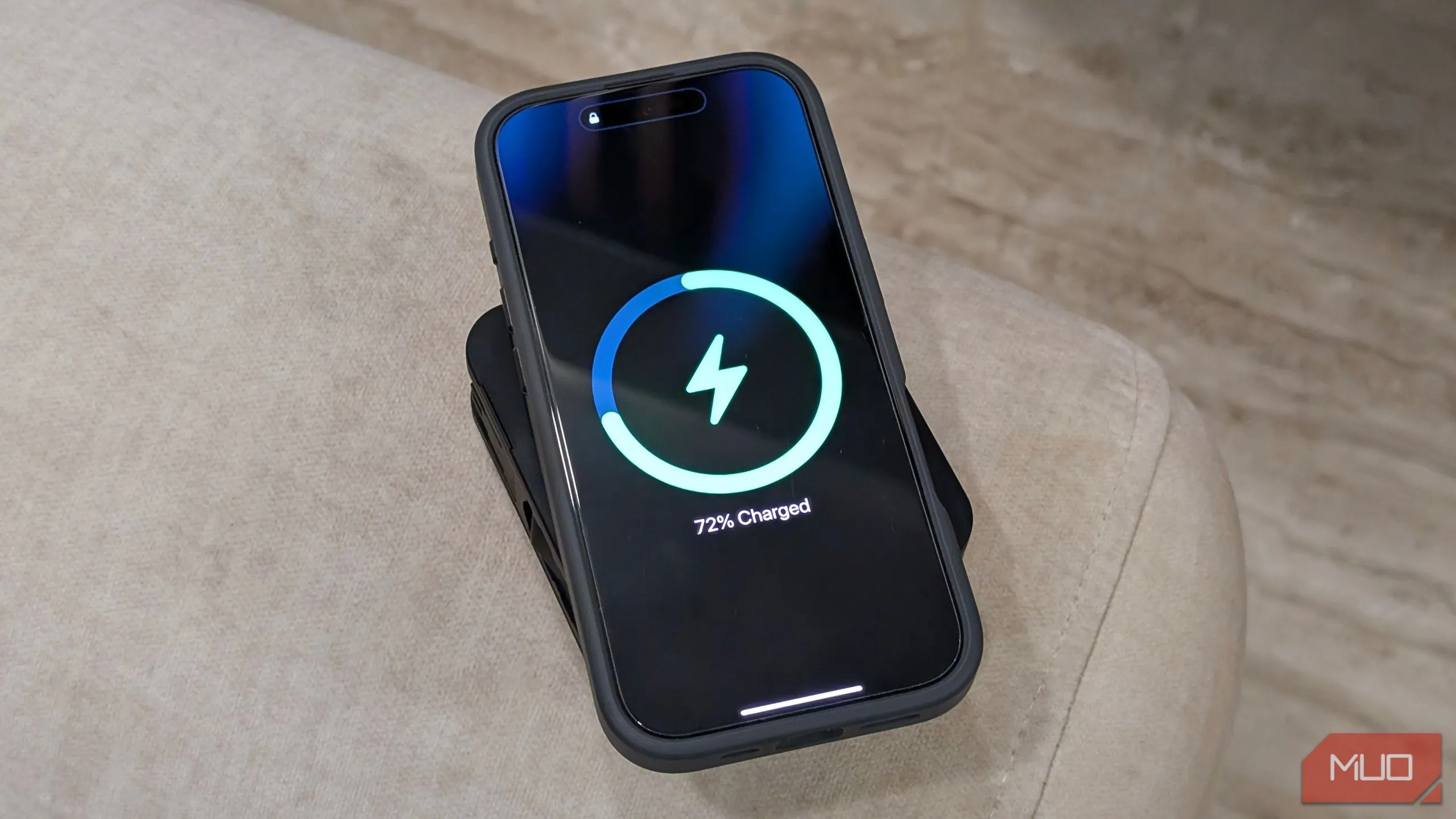 Điện thoại iPhone sạc không dây MagSafe trên InfinaCore P3 Pro