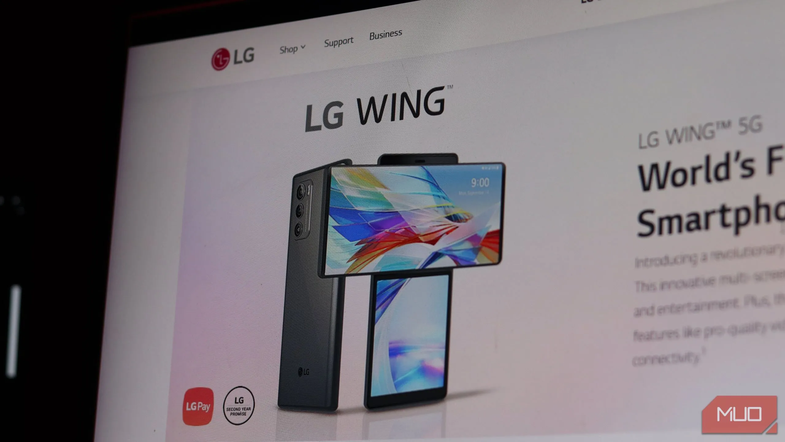 Điện thoại LG Wing với logo LG, minh họa việc ngừng cập nhật phần mềm.