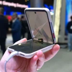 Điện thoại màn hình gập Nubia Flip 2 đang mở một nửa tại MWC 2025, minh họa cho hiệu suất điện thoại bị giảm khi bật chế độ tiết kiệm pin.