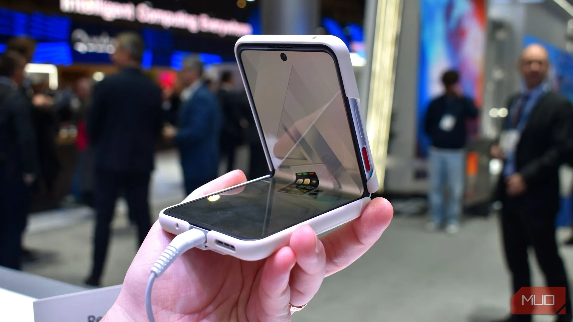 Điện thoại màn hình gập Nubia Flip 2 đang mở một nửa tại MWC 2025, minh họa cho hiệu suất điện thoại bị giảm khi bật chế độ tiết kiệm pin.