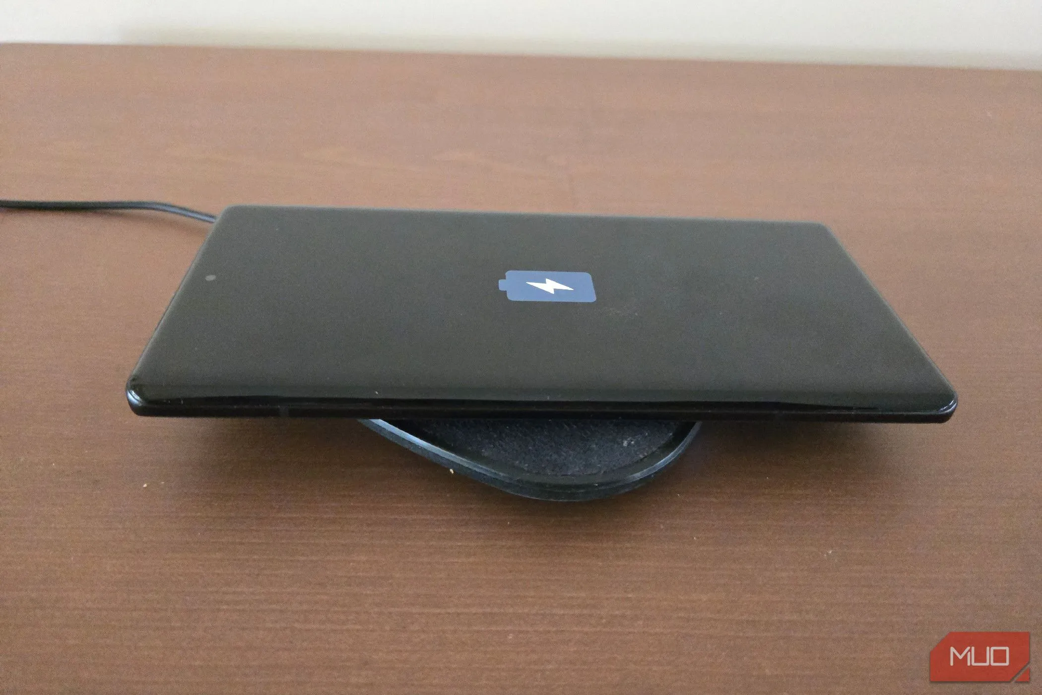 Điện thoại Motorola Edge Plus 2023 trên đế sạc không dây
