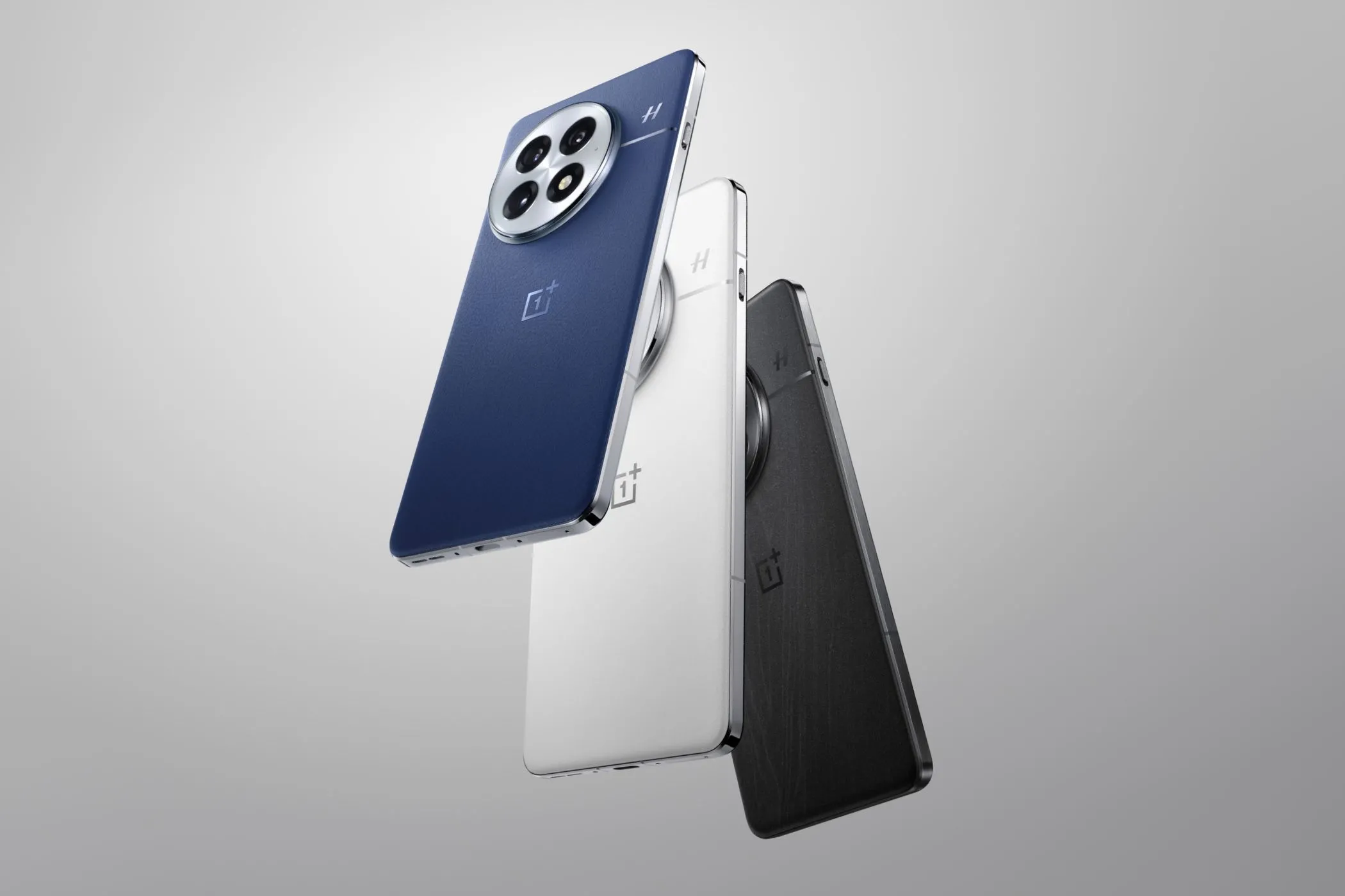 Điện thoại OnePlus 13 với ba màu sắc xanh, trắng và đen