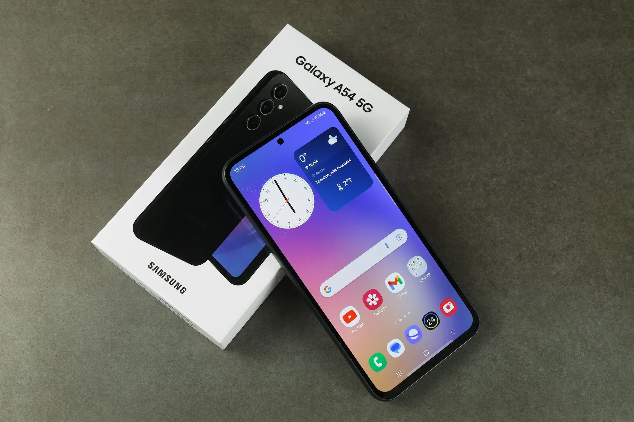 Điện thoại Samsung Galaxy A54 5G cùng hộp đựng