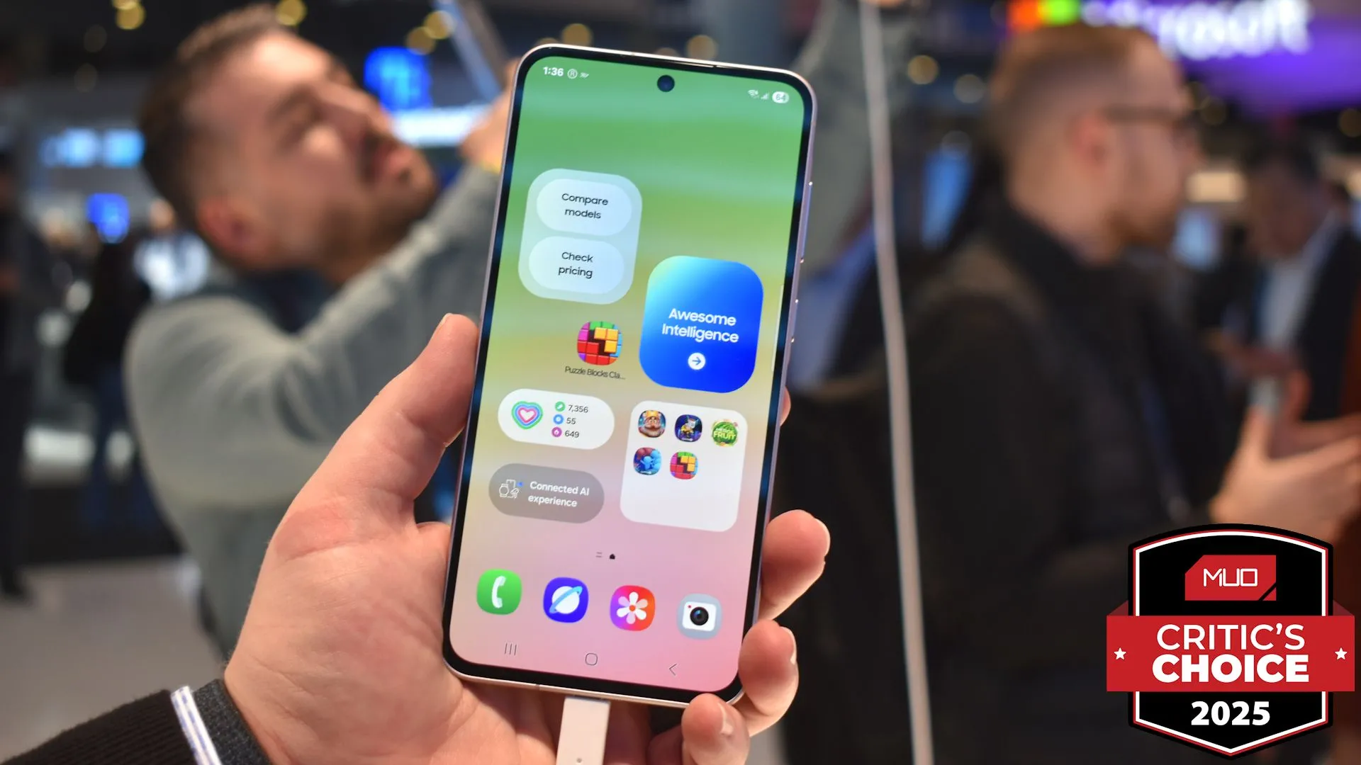 Điện thoại Samsung Galaxy A56 nhìn từ mặt trước tại MWC 2025