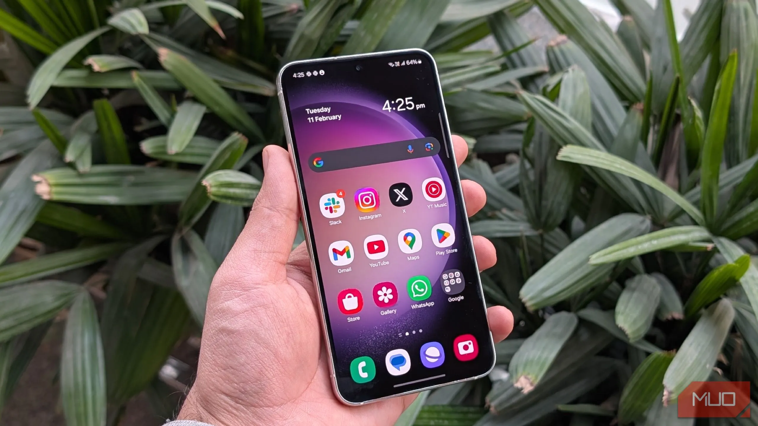 Điện thoại Samsung Galaxy S23 màu đen đặt trên bề mặt phẳng, thể hiện thiết kế tinh tế
