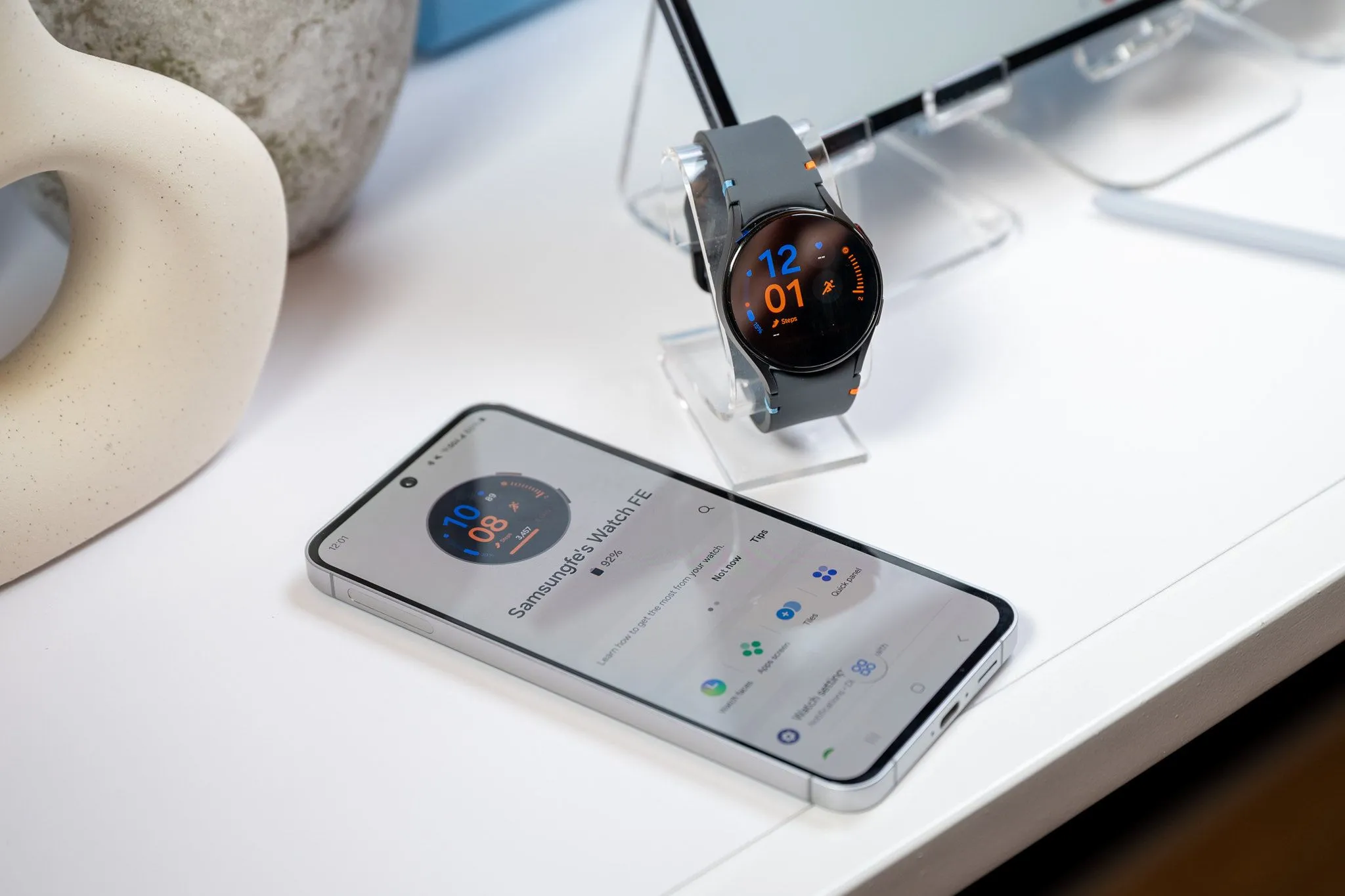 Điện thoại Samsung Galaxy S24 FE sạc cho đồng hồ Galaxy Watch LTE qua cổng USB-C