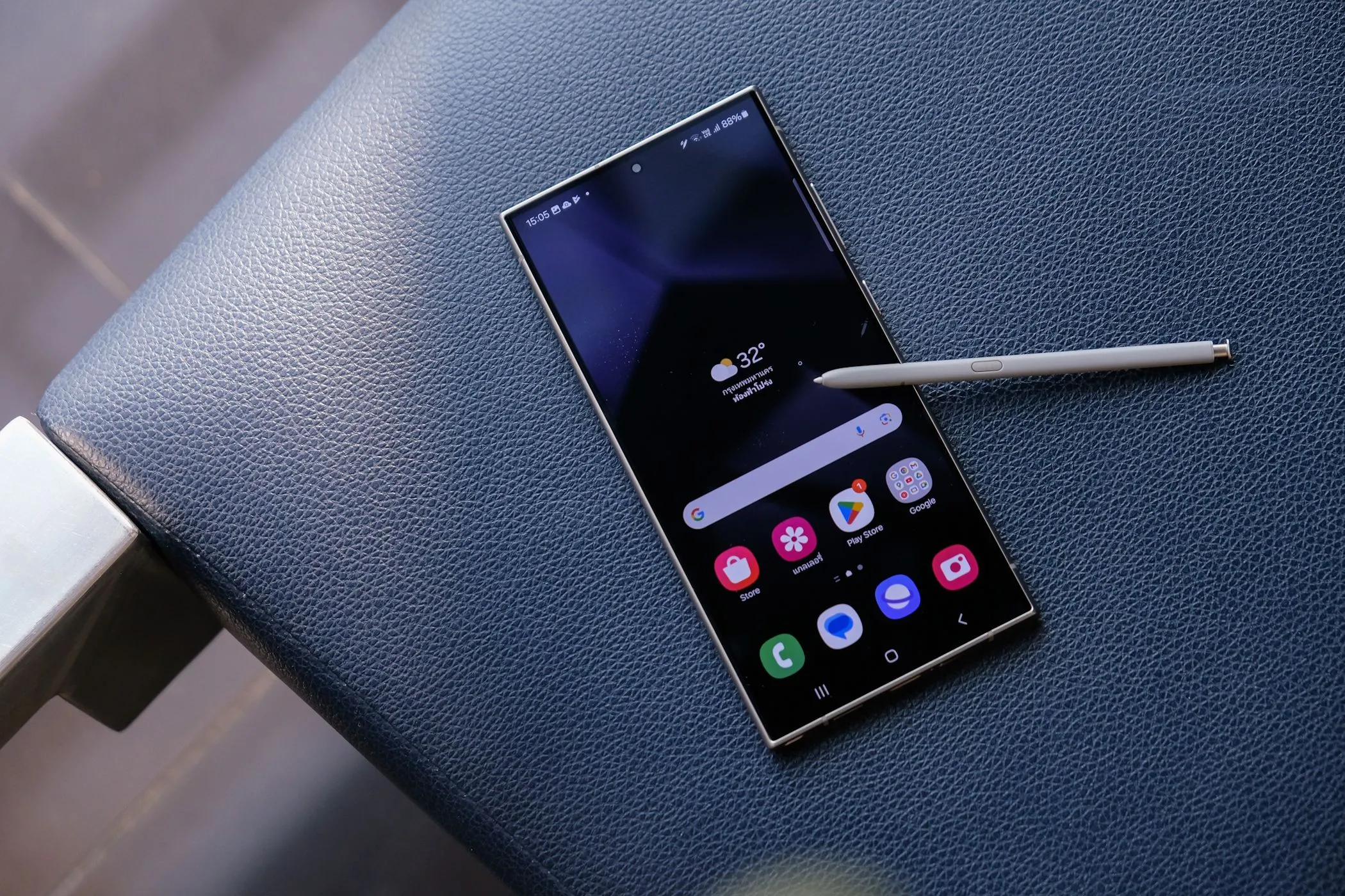 Điện thoại Samsung Galaxy S24 Ultra và bút S Pen, minh họa cho lợi ích tiết kiệm pin của công nghệ màn hình LTPO