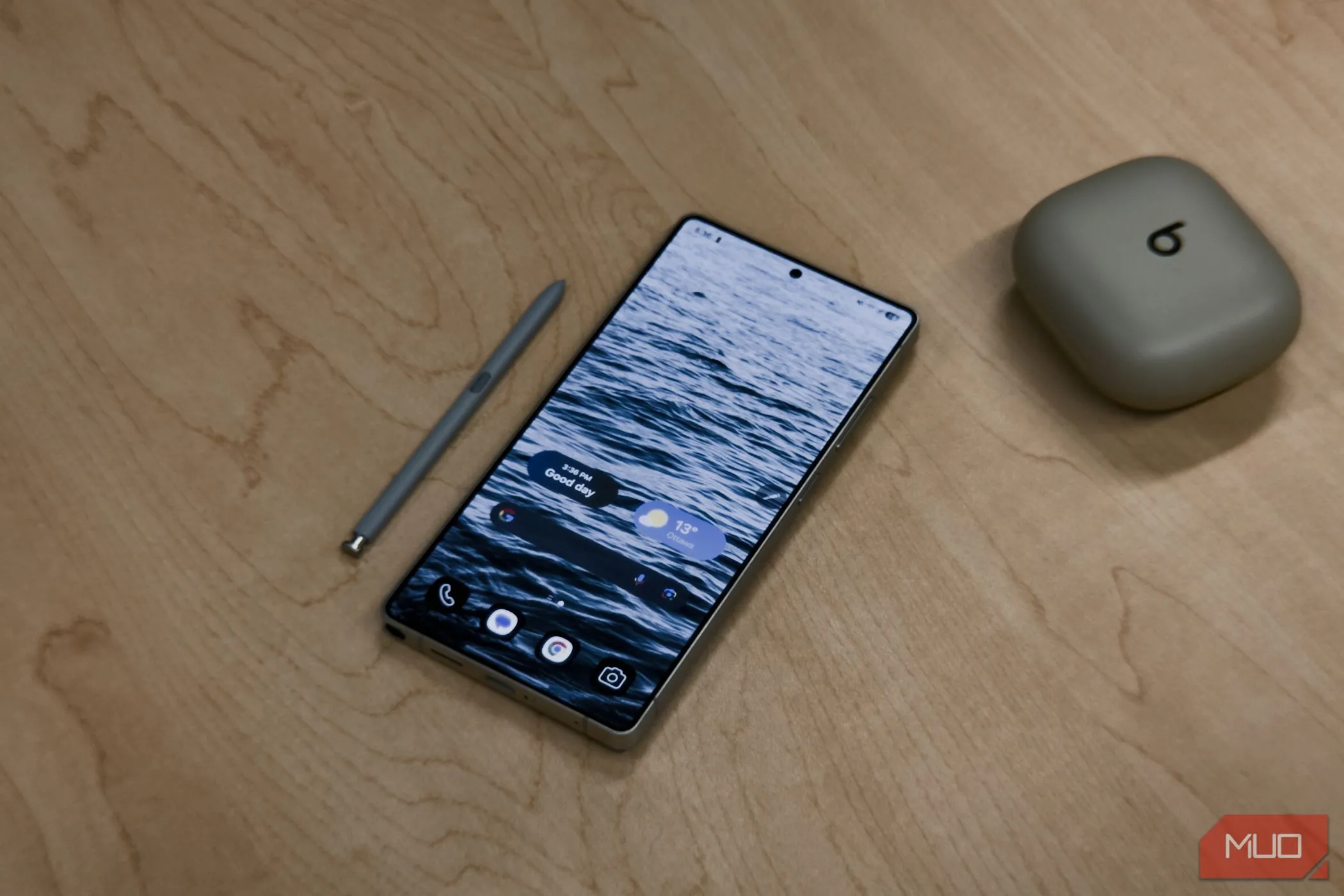 Điện thoại Samsung Galaxy S25 Ultra màu đen và bút S-Pen đặt trên bàn gỗ
