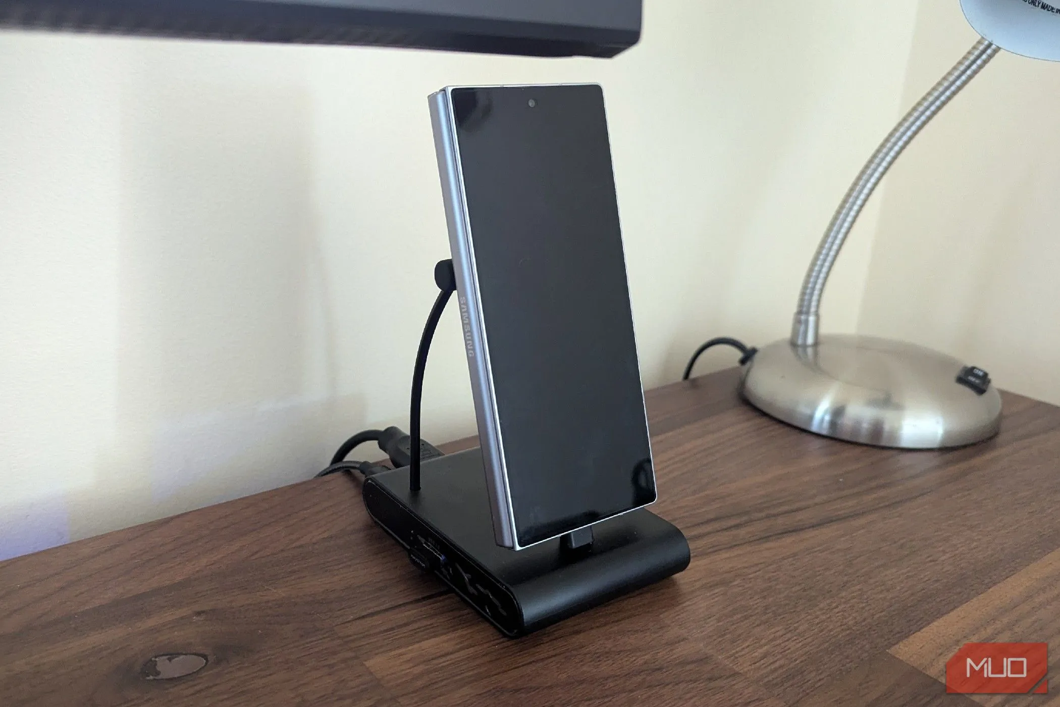 Điện thoại Samsung Galaxy Z Fold 6 đang đặt trên đế sạc USB-C thẳng đứng.