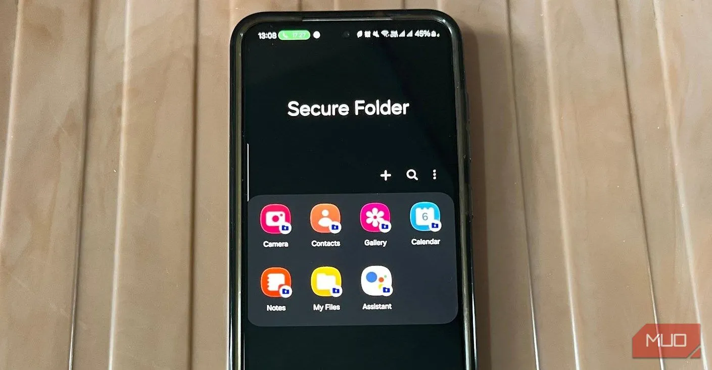 Điện thoại Samsung hiển thị ứng dụng Thư mục Bảo mật (Secure Folder) trên giao diện One UI 7.