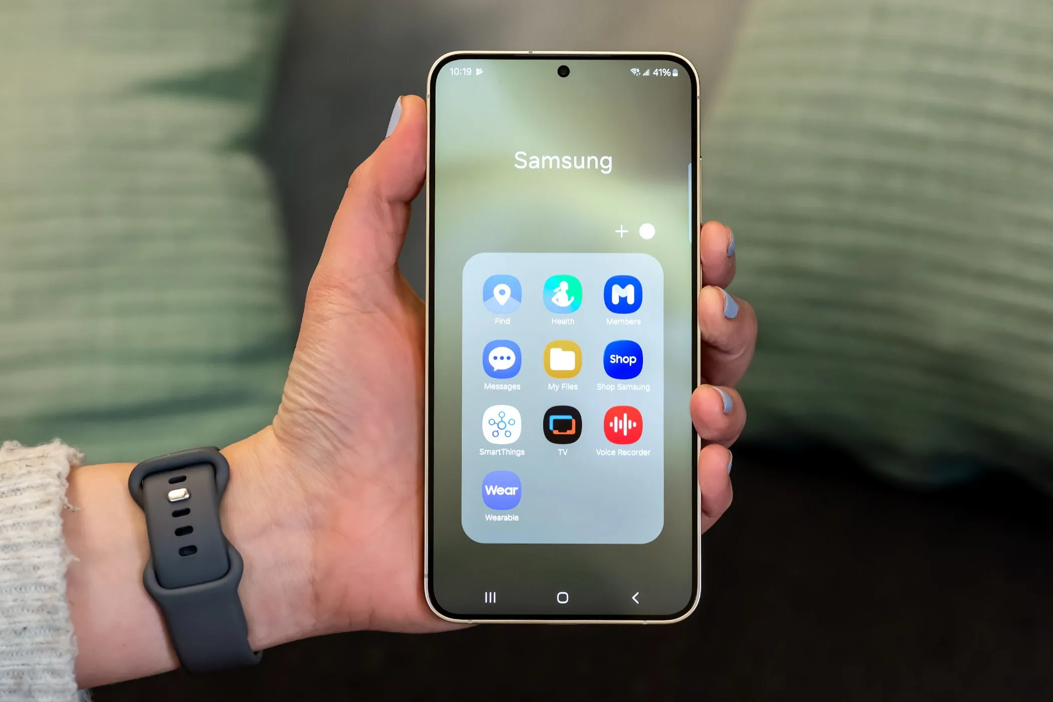 Điện thoại Samsung với nhiều ứng dụng Samsung tích hợp trong thư mục bloatware