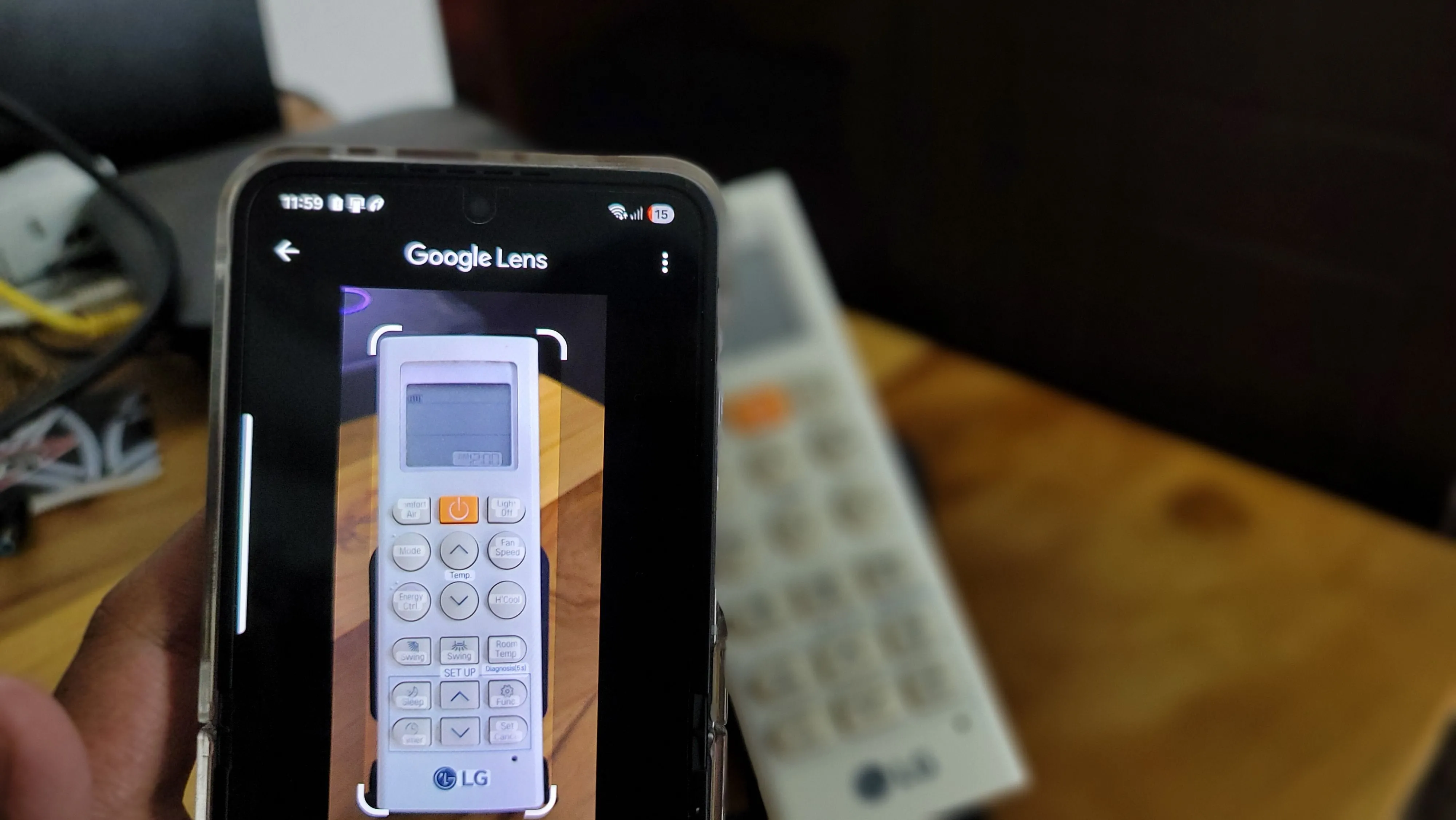 Điện thoại sử dụng Google Lens để nhận diện điều khiển điều hòa, minh họa khả năng tìm kiếm hướng dẫn sử dụng thiết bị gia dụng dễ dàng.