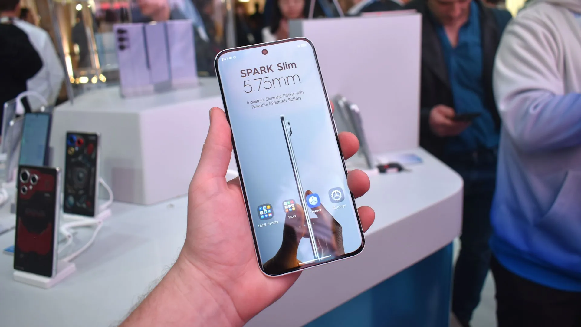 Điện thoại Tecno Spark Slim Concept tại MWC 2025