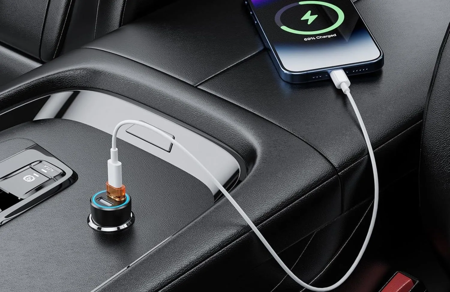 Điện thoại thông minh đang sạc trong ô tô qua bộ chuyển đổi USB sang USB-C
