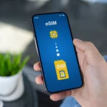 Điện thoại thông minh hiển thị khe SIM vật lý và công nghệ eSIM