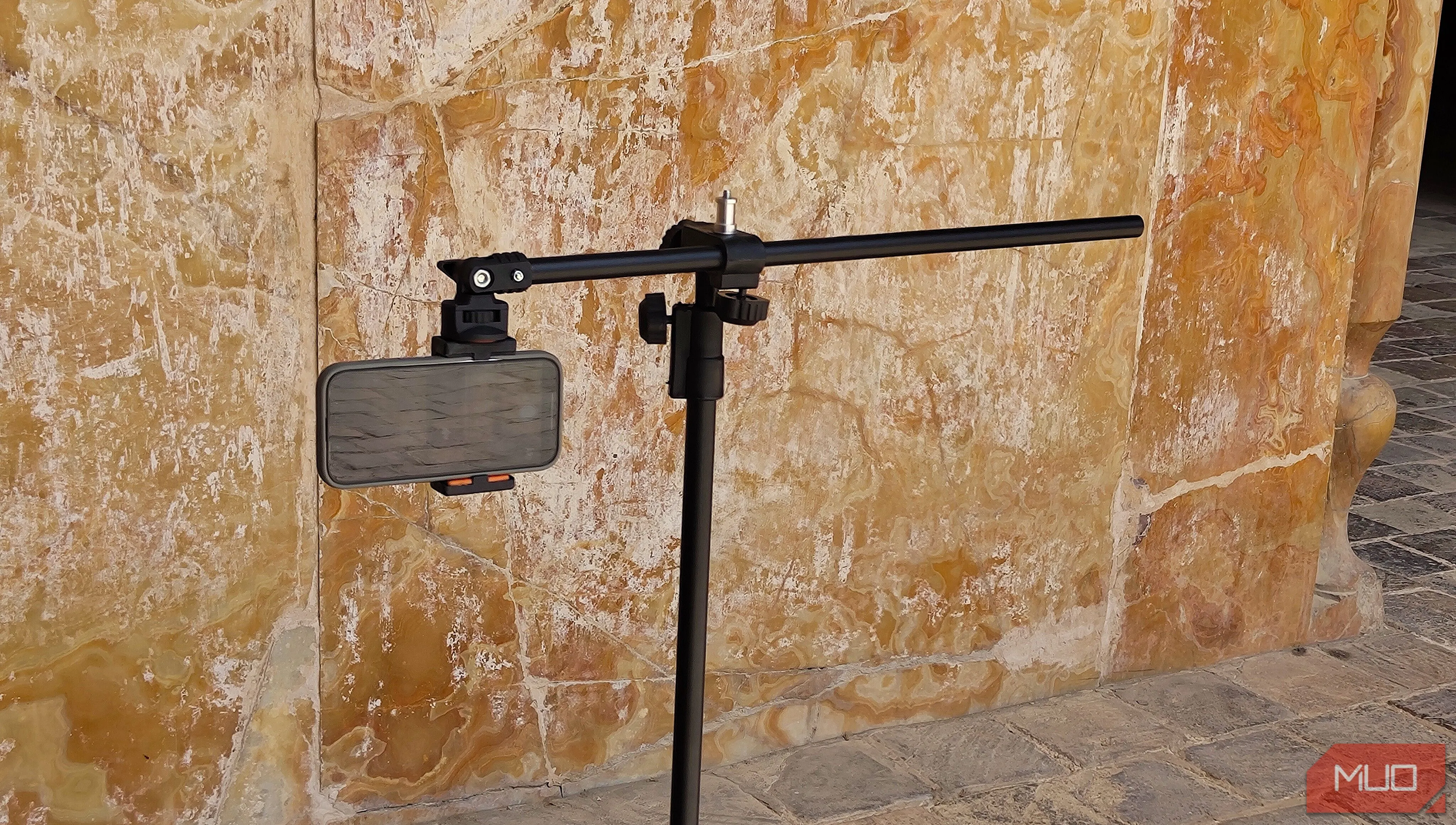 Điện thoại trên tripod hướng về phía chủ thể là bức tường cao