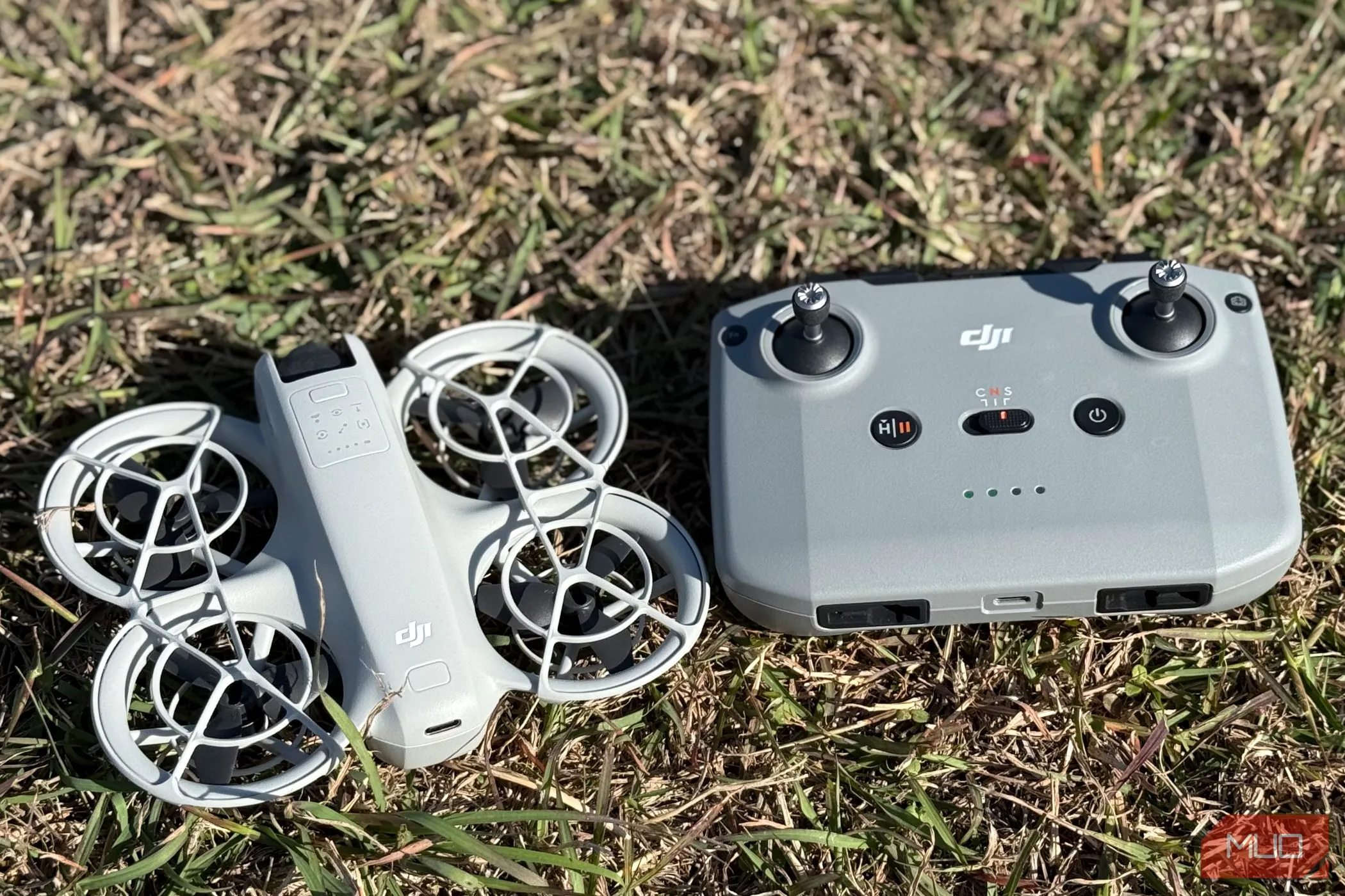DJI Neo đặt cạnh tay cầm điều khiển DJI RC-N3 tùy chọn