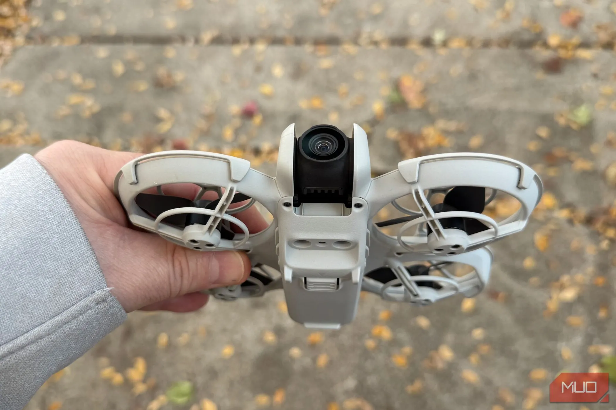 DJI Neo vừa vặn trong lòng bàn tay, thể hiện sự nhỏ gọn