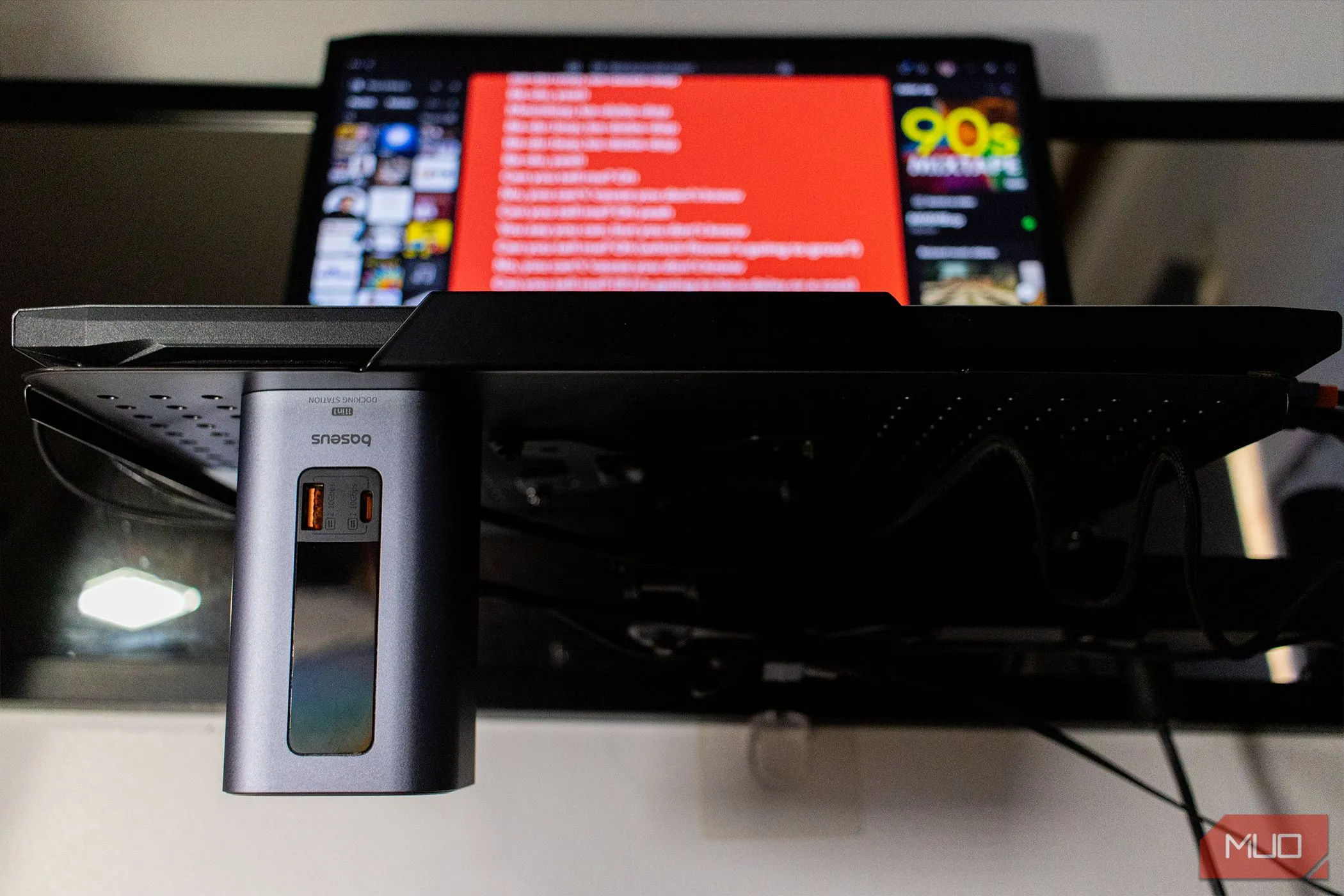 Docking Station Baseus Spacemate 11-trong-1 được gắn từ tính dưới khay laptop