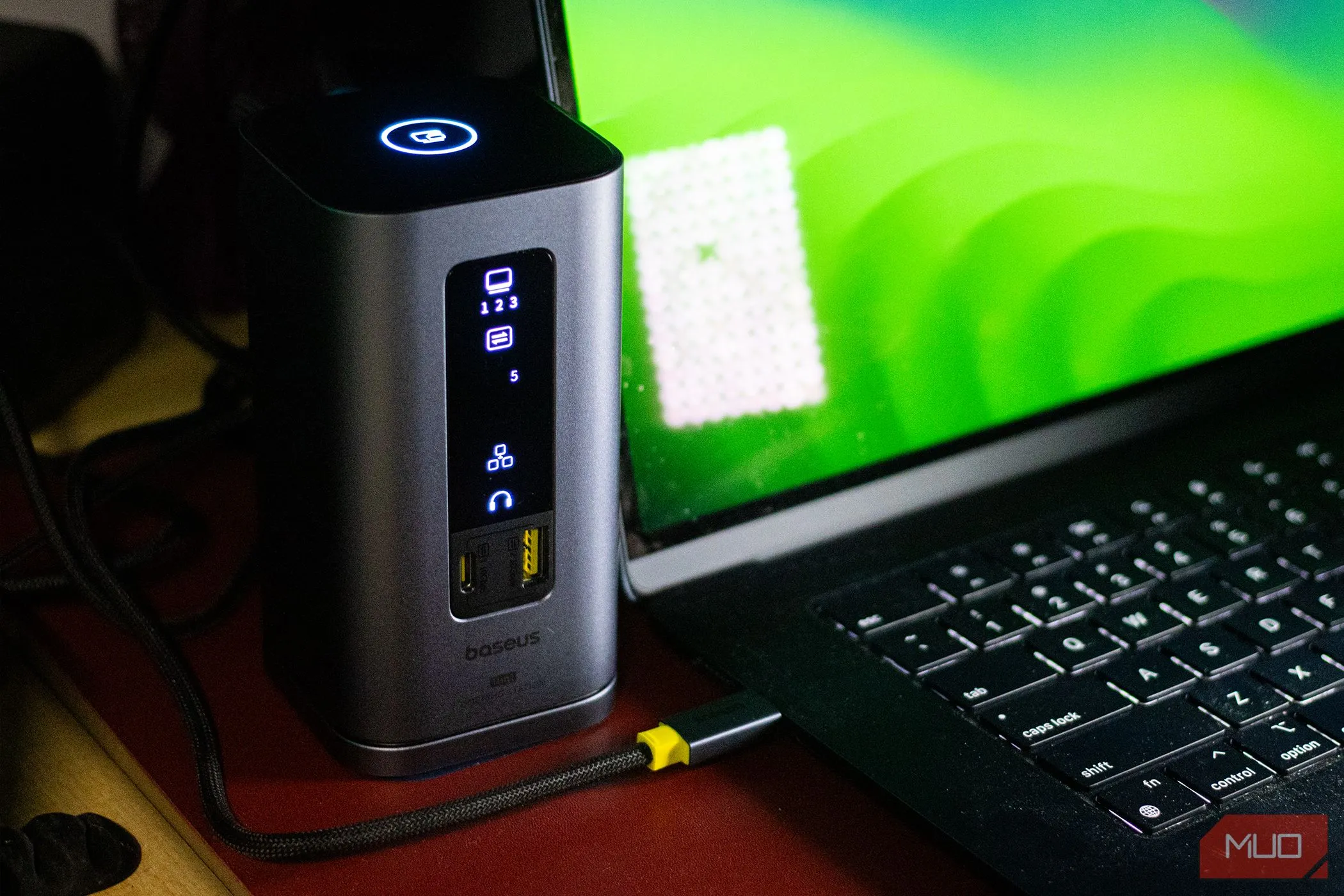 Docking Station Baseus Spacemate 11-trong-1 kết nối với MacBook Air