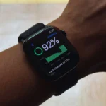 Đồng hồ Apple Watch Series 10 hiển thị tình trạng sức khỏe pin trên màn hình