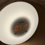 Đồng hồ báo thức ánh sáng mặt trời giả lập bình minh giúp người dùng thức dậy dễ dàng.