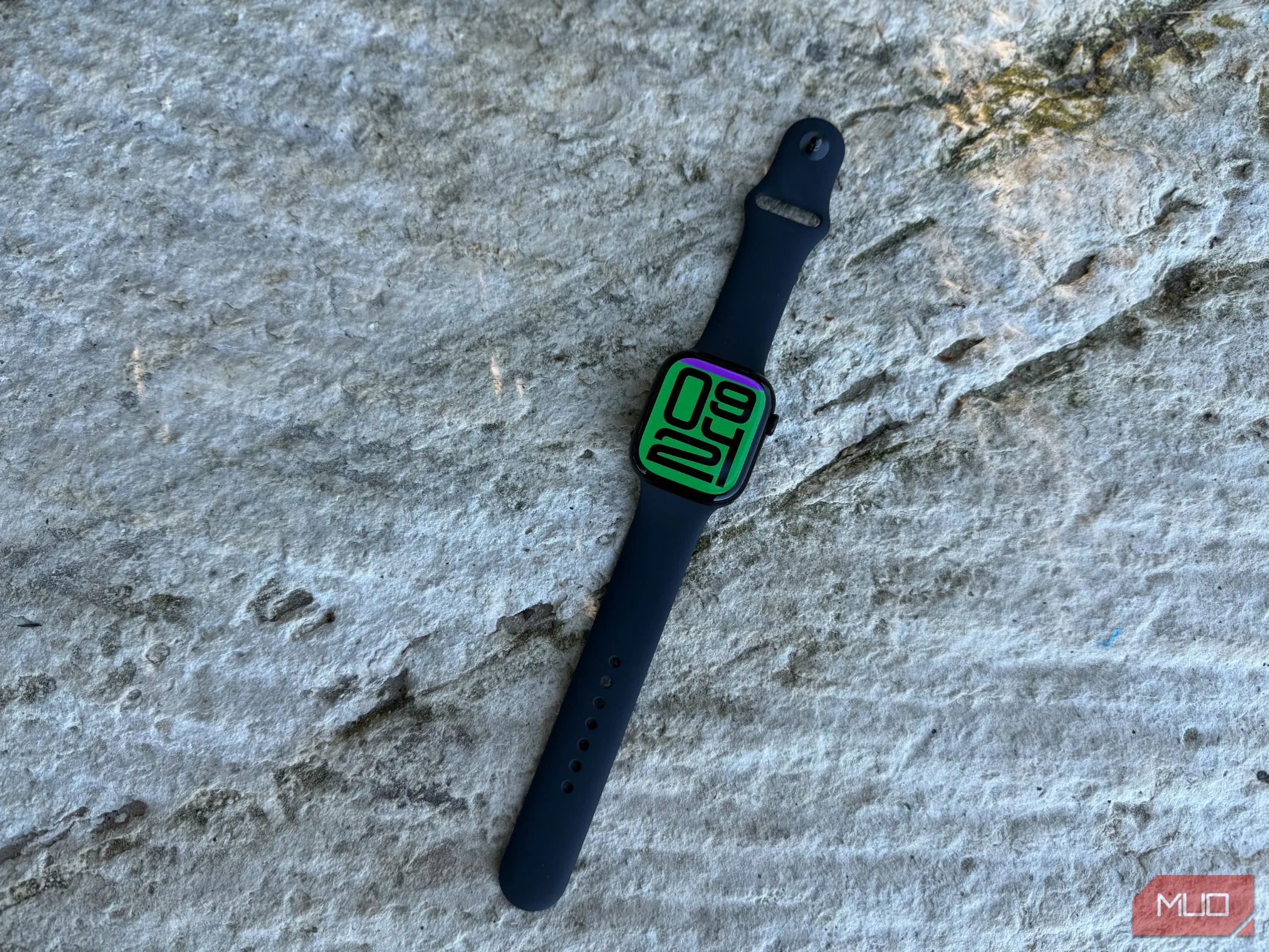 Đồng hồ thông minh Apple Watch Series 10 hiển thị mặt đồng hồ Flux rực rỡ