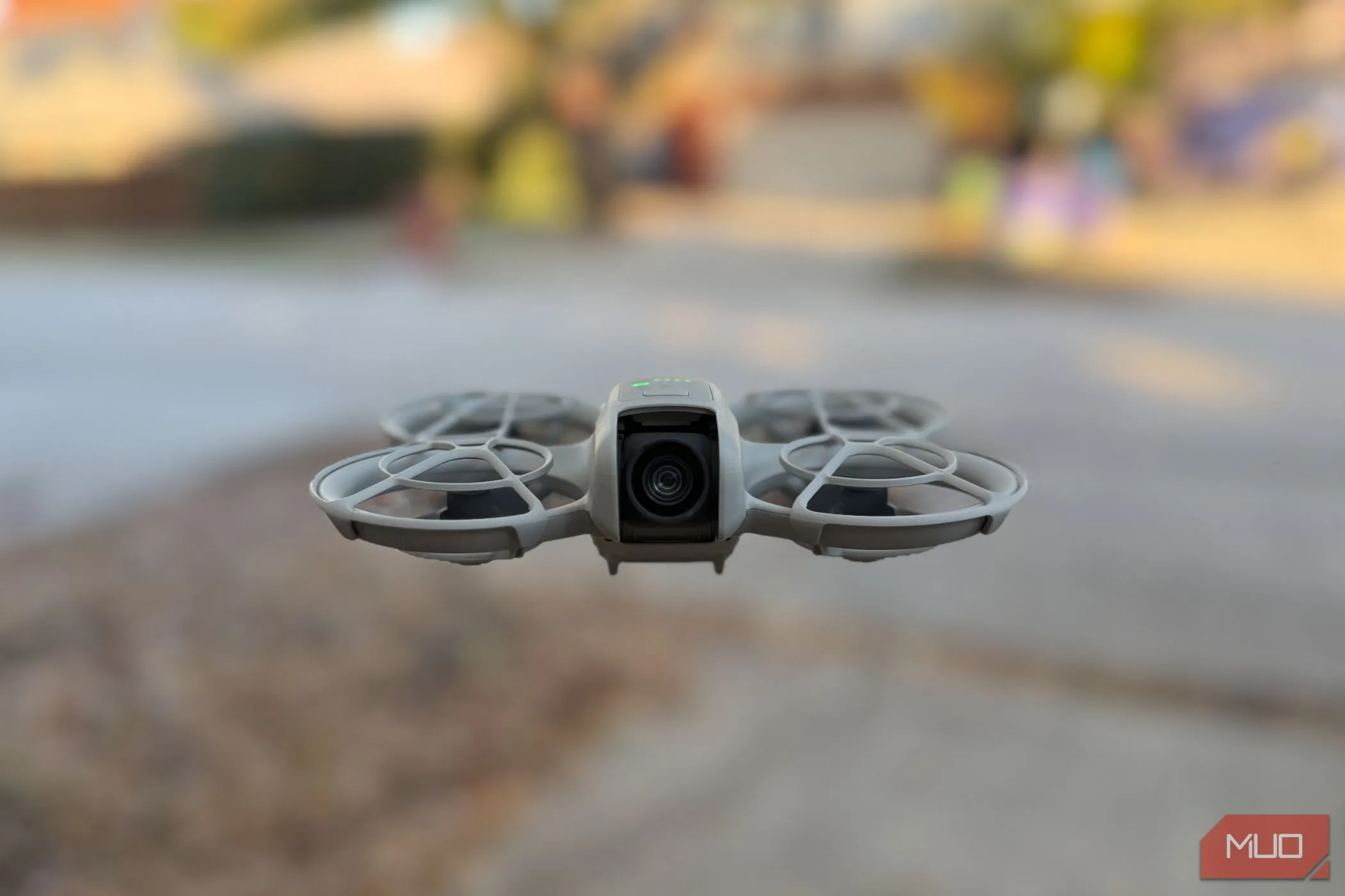 Drone DJI Neo đang bay lượn trên không trung