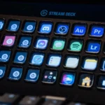 Elgato Stream Deck XL trên bàn làm việc với các phím tắt hiển thị, giúp tối ưu không gian desktop.