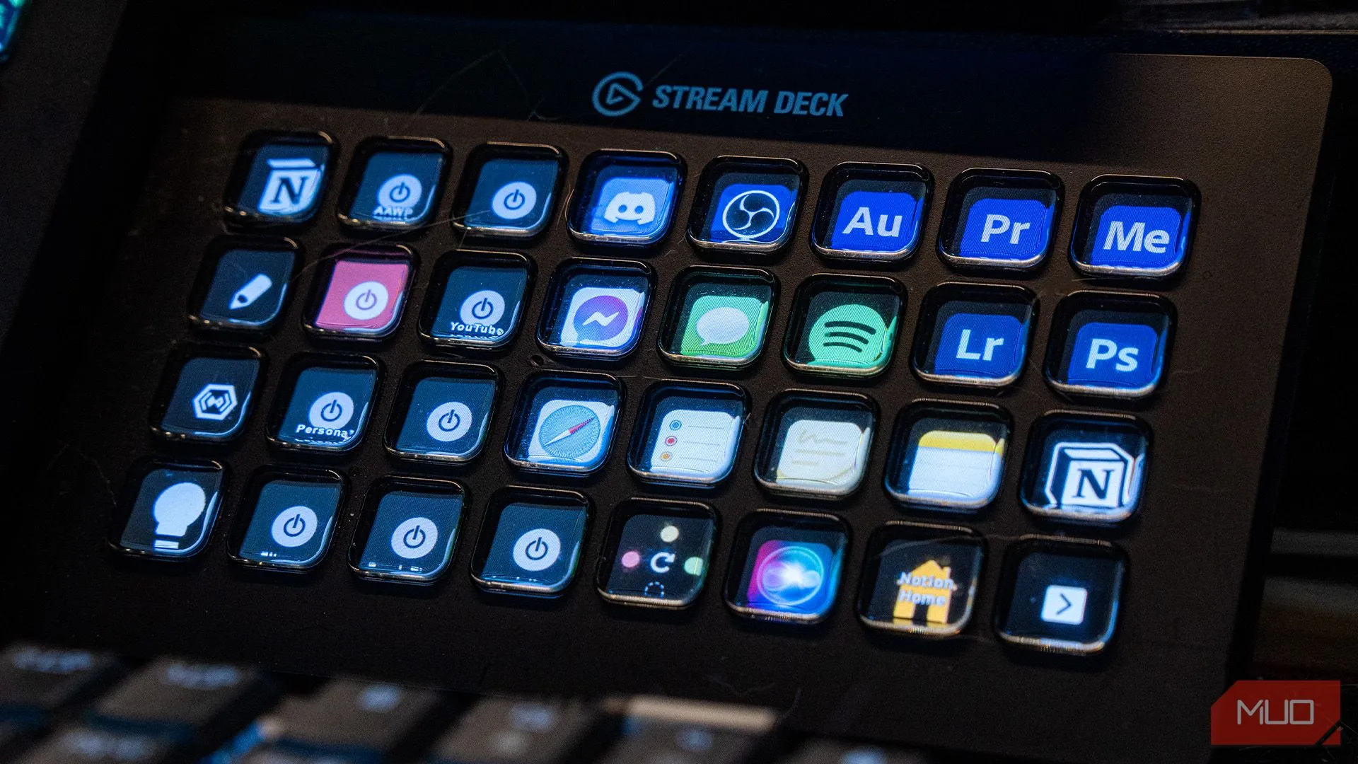 Elgato Stream Deck XL trên bàn làm việc với các phím tắt hiển thị, giúp tối ưu không gian desktop.