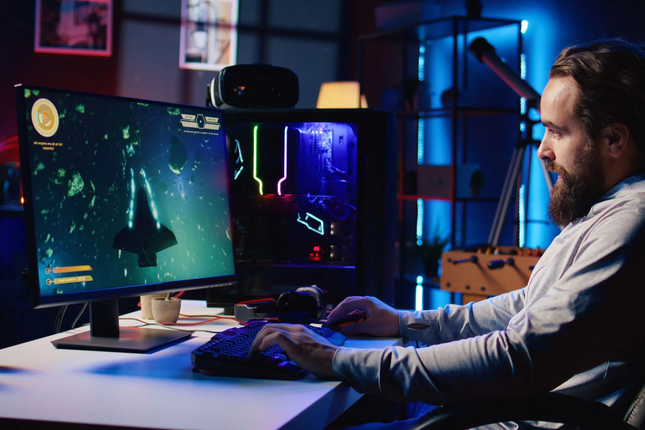 Game thủ đang trải nghiệm chơi game trên máy tính để bàn, nhấn mạnh lợi ích giảm lag với kết nối Ethernet