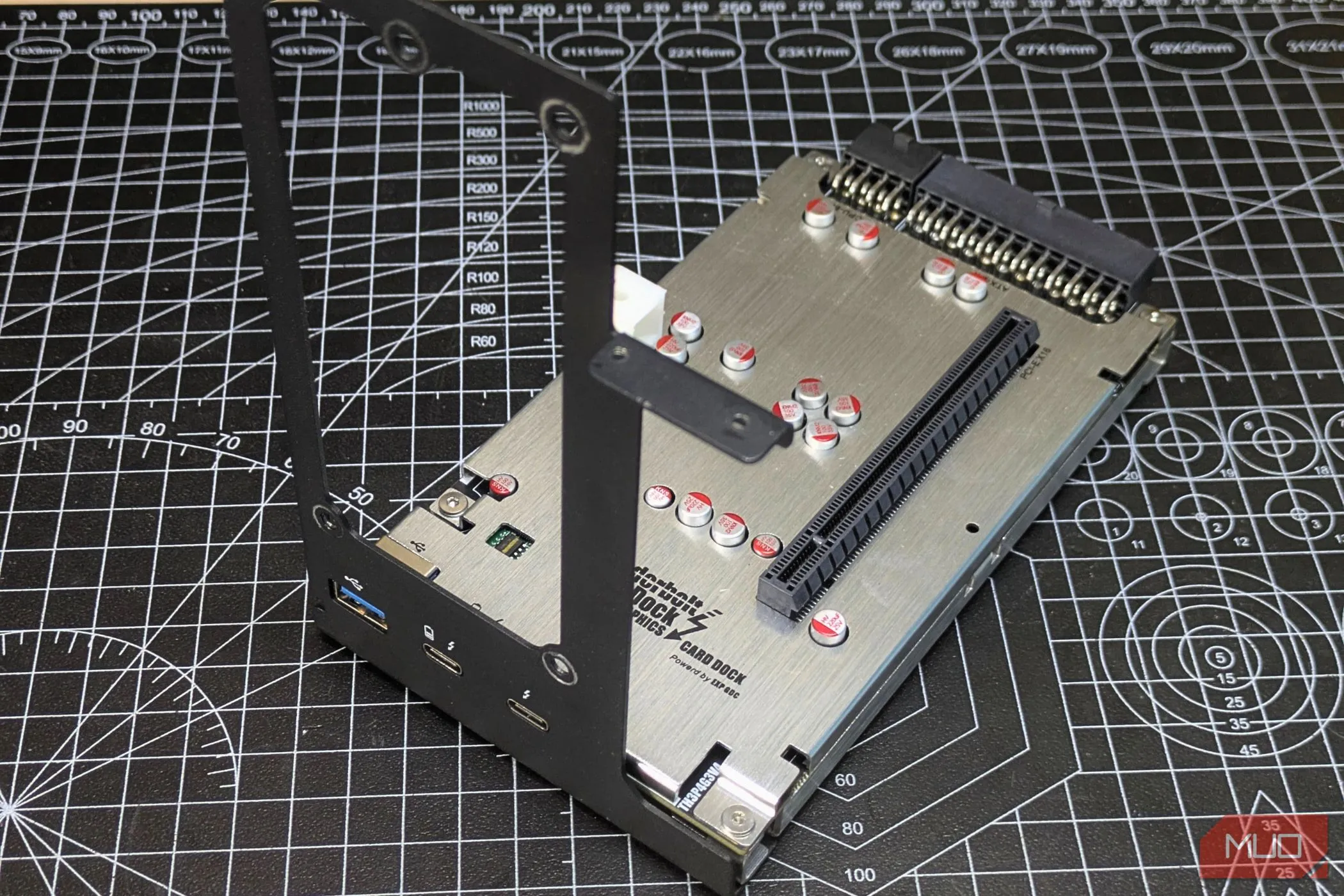 Gắn khung đỡ (mounting bracket) vào dock eGPU, chuẩn bị cho việc lắp đặt các linh kiện