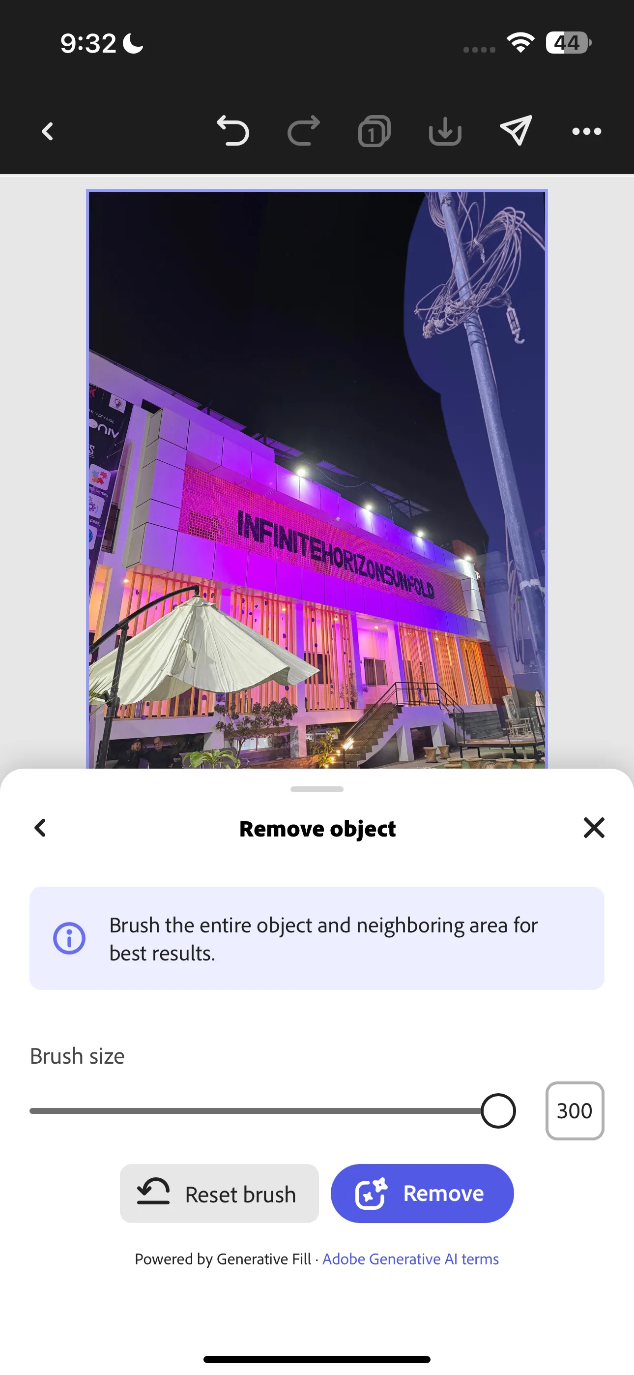 Giao diện Adobe Express minh họa quá trình xóa cột đèn khỏi bức ảnh bằng công cụ Remove Object AI