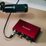 Giao diện âm thanh Scarlett Solo với micro XLR được cắm vào để thu âm
