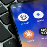 Giao diện biểu tượng chatbot AI trên màn hình điện thoại di động