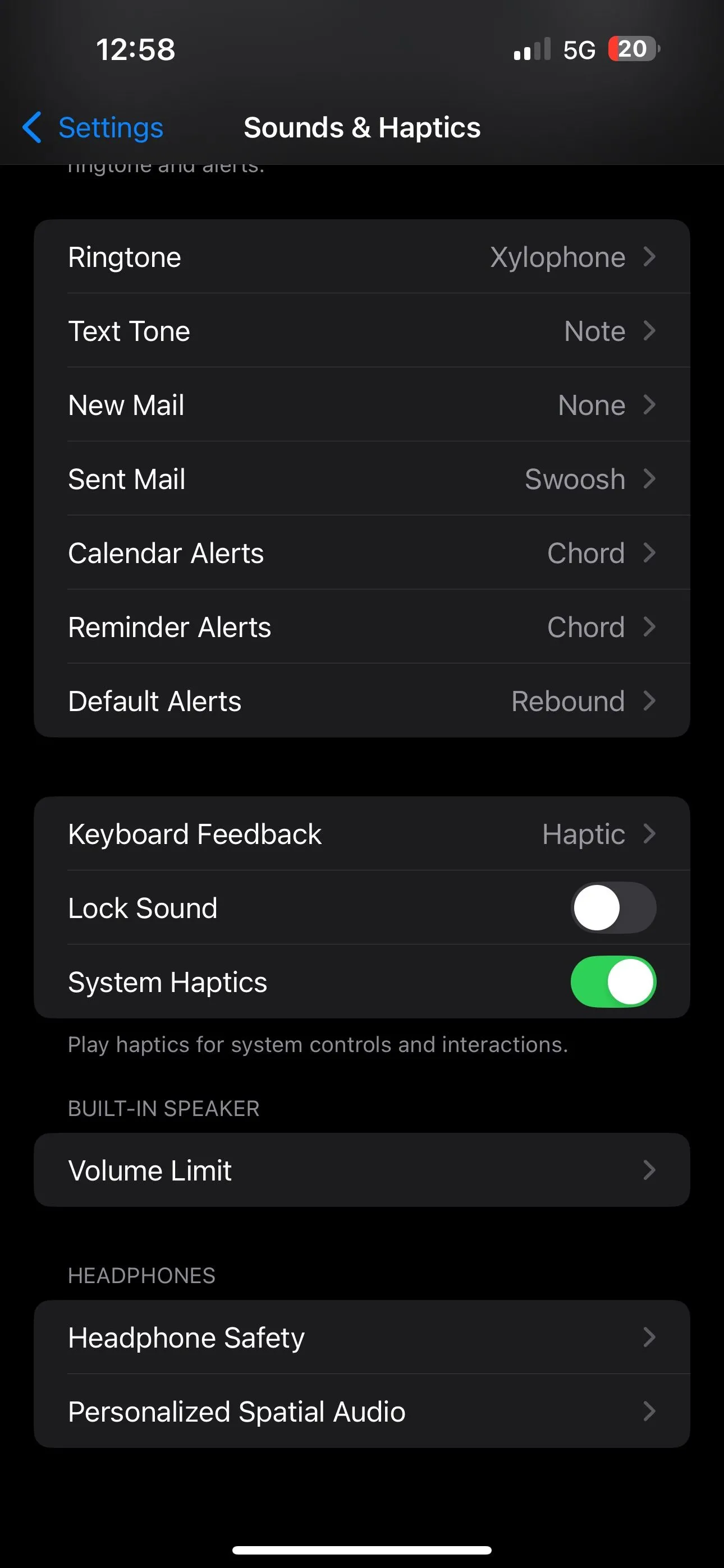 Giao diện cài đặt Giới hạn Âm lượng (Volume Limit) trong mục Âm thanh & Cảm ứng (Sounds & Haptics) trên iPhone.