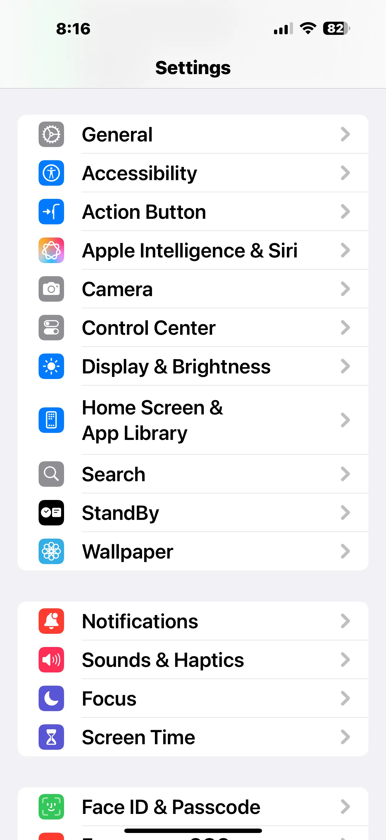 Giao diện Cài đặt iPhone với tùy chọn &quot;Nút Tác vụ&quot; được chọn, giúp điều hướng đến cài đặt Action Button.