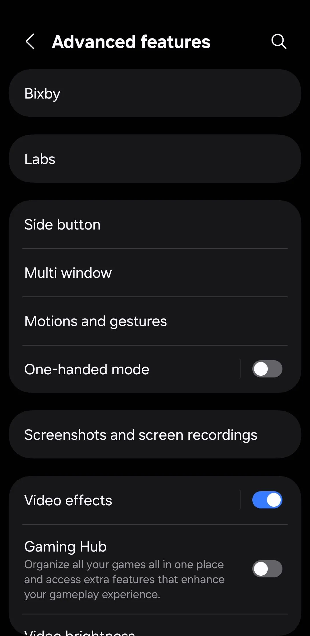Giao diện cài đặt tính năng nâng cao trên điện thoại Android, hiển thị tùy chọn nút cạnh để tùy chỉnh hành vi.