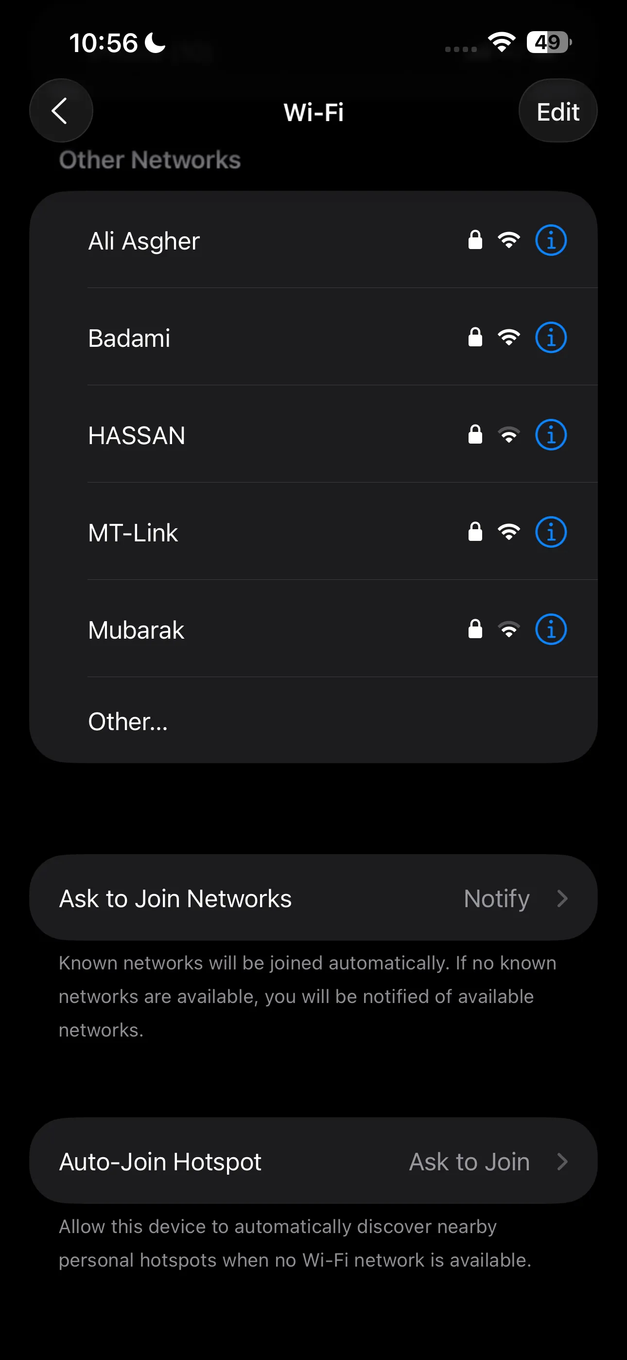 Giao diện cài đặt Wi-Fi trên iOS, hiển thị tùy chọn &quot;Tự động tham gia&quot; mạng, nhấn mạnh tầm quan trọng của việc tắt nó.