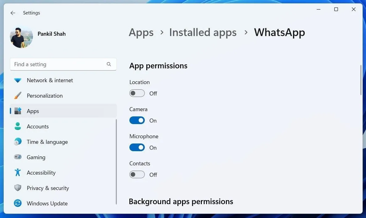 Giao diện Cài đặt Windows 11 hiển thị quyền ứng dụng cho WhatsApp, hướng dẫn kiểm soát quyền riêng tư