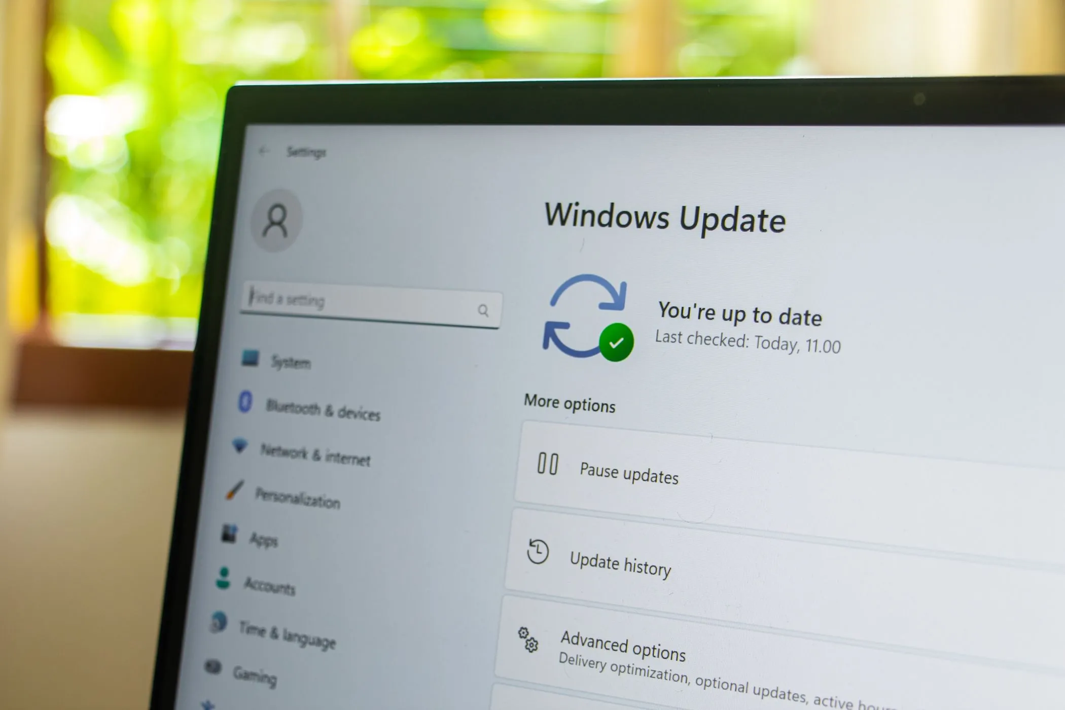 Giao diện cài đặt Windows Update trên máy tính xách tay chạy Windows, hiển thị trạng thái cập nhật và các tùy chọn liên quan đến quản lý cập nhật hệ thống.