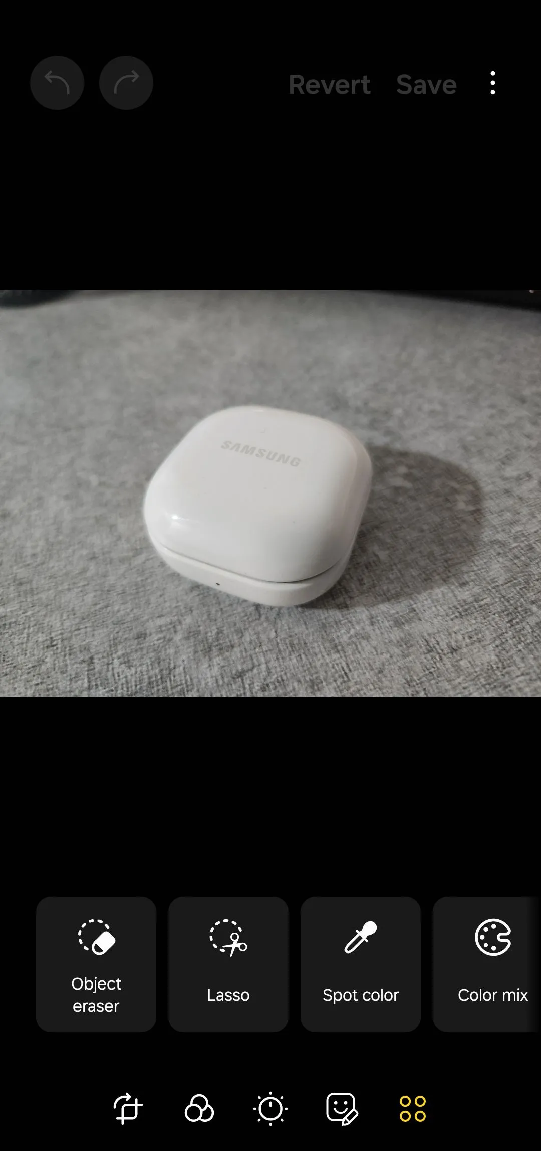 Giao diện chỉnh sửa ảnh nâng cao của Samsung Gallery với các công cụ xóa bóng và phản chiếu
