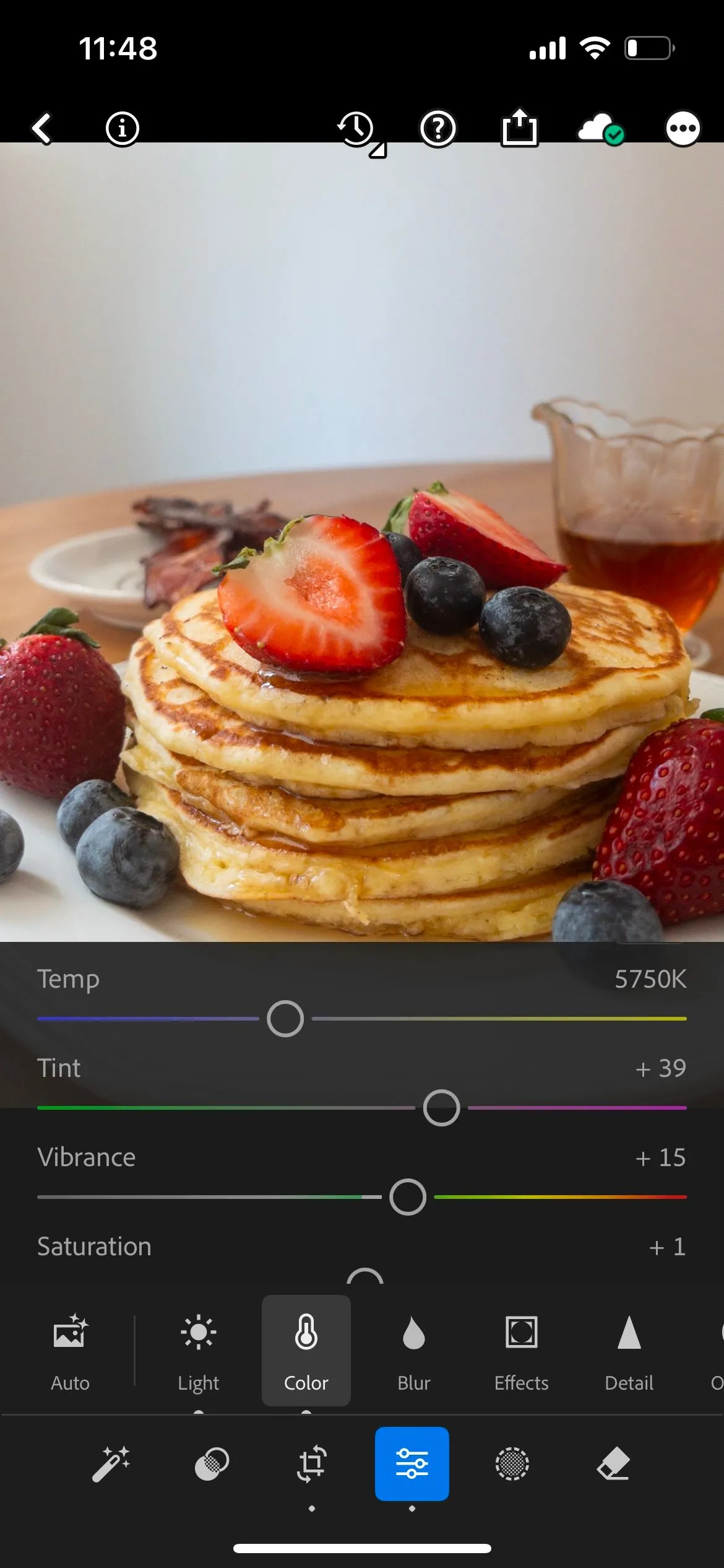 Giao diện chỉnh sửa màu sắc và ánh sáng trong ứng dụng Lightroom Mobile