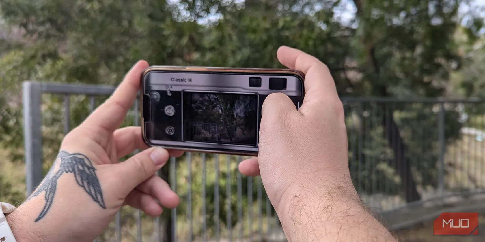Giao diện chụp ảnh của ứng dụng OldRoll trên iPhone, tái tạo trải nghiệm máy ảnh film.