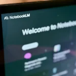 Giao diện công cụ NotebookLM của Google đang mở trên màn hình máy tính xách tay, hiển thị các tính năng hỗ trợ nghiên cứu và học tập cho sinh viên.